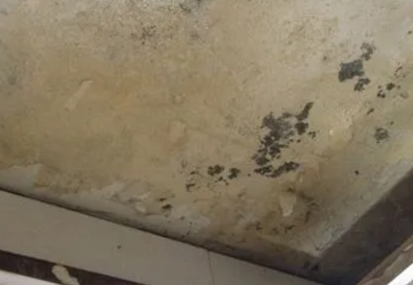高港阳台漏水维修公司分享下高港卫生间渗水维修需要注意哪些问题。